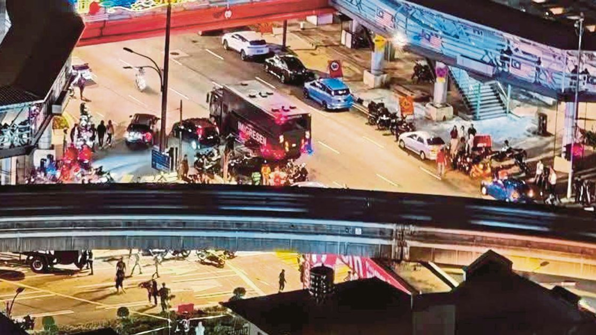 Authorities Examine Video Evidence as Investigation Begins into Fatal Immigration Truck Collision in KL