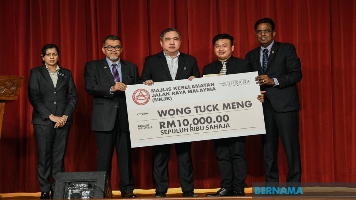 Lorry Driver Honoured for Heroic Actions Saving 21 Bus Passengers Near Menora Tunnel