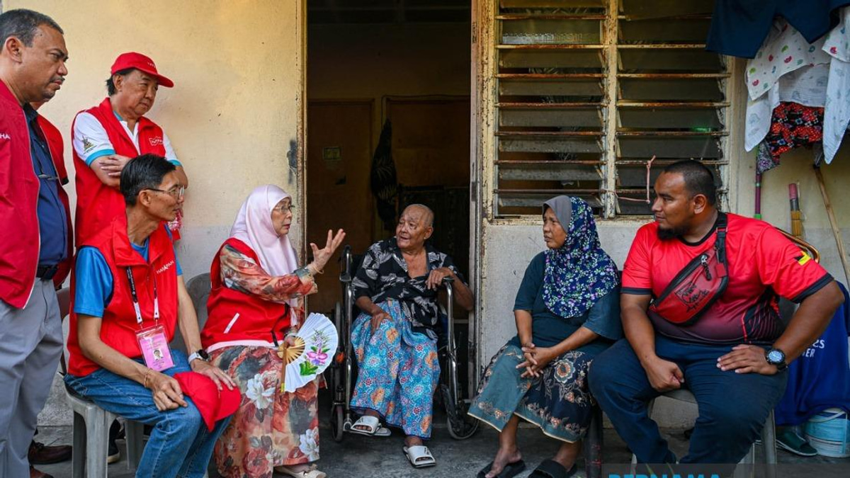 Wan Azizah reaches out to elderly couple struggling with health and finances in Chuah