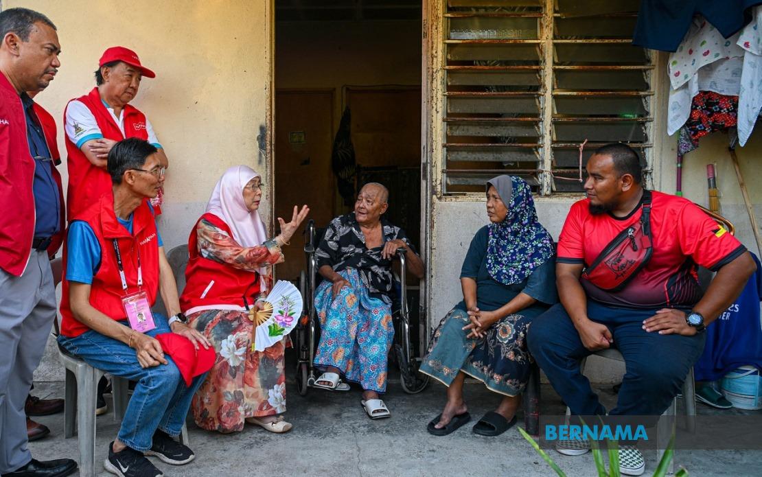 Wan Azizah reaches out to elderly couple struggling with health and finances in Chuah