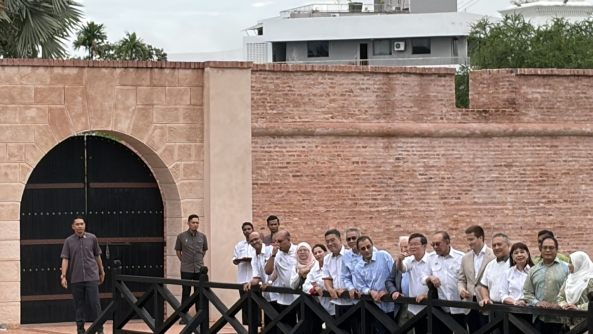 Anwar Calls for Reframing of Malaysian History to Align with National Narrative