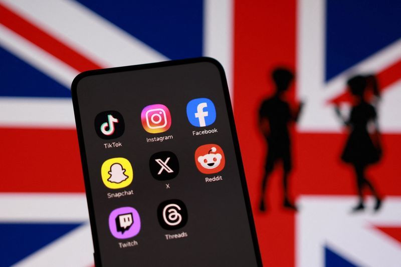 UK to Impose Automatic Midnight Curfew on Social Media for Teenagers Aged 16-17