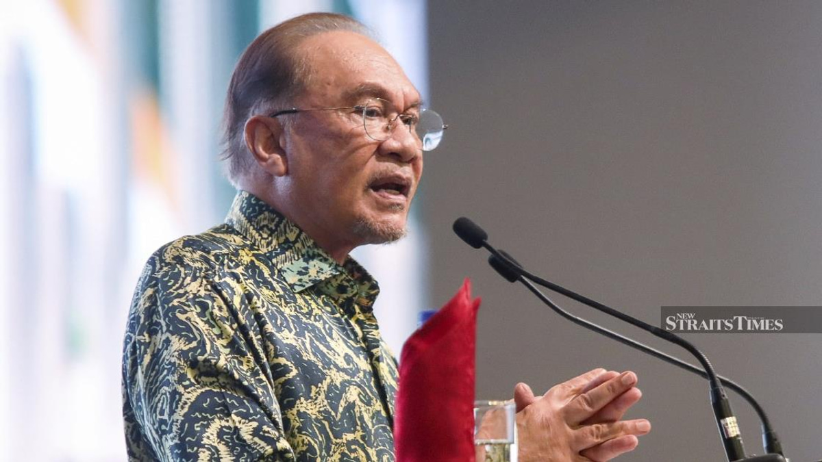 Anwar Calls on Young Malaysians to Spurn Division, Strengthen Ties with Government