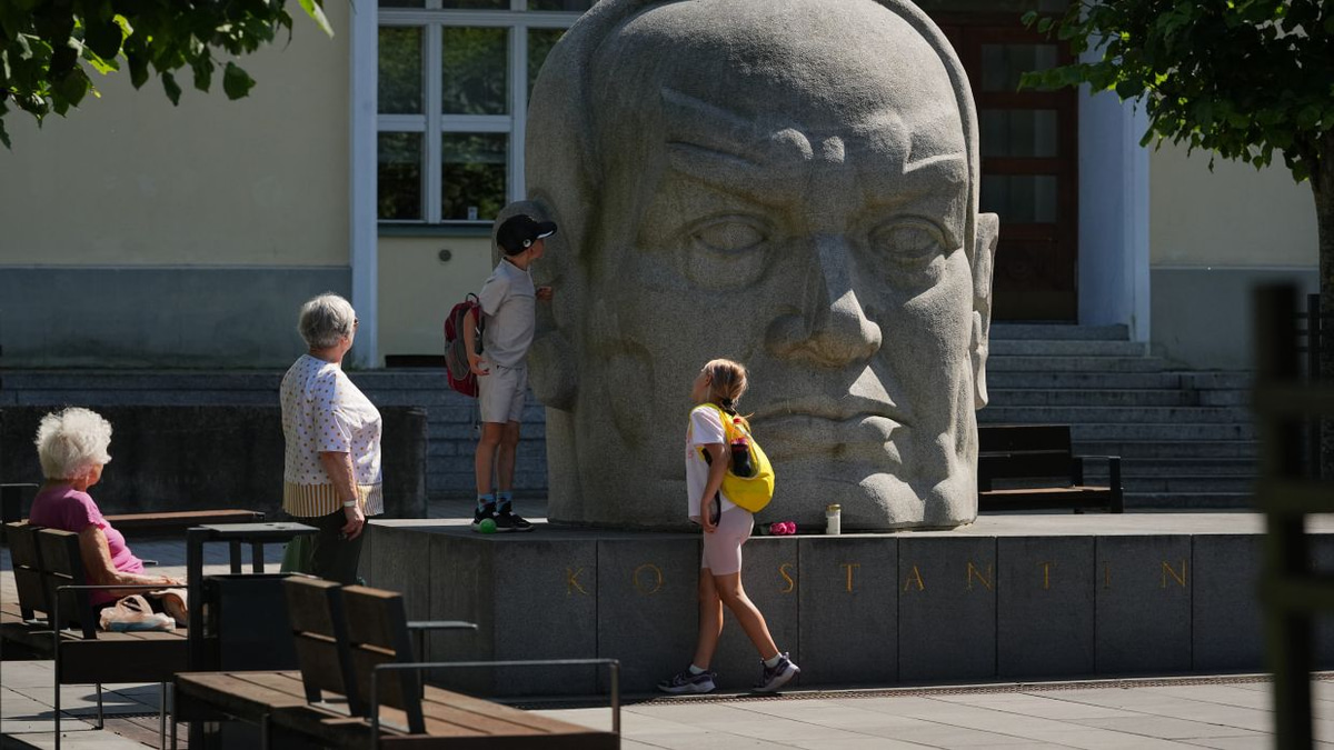 Estonia Maps Soviet-Era Art Legacy as Nation Grapples with Occupation History