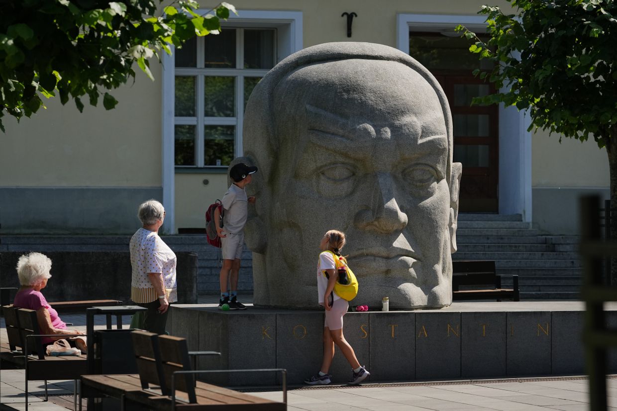 Estonia Maps Soviet-Era Art Legacy as Nation Grapples with Occupation History