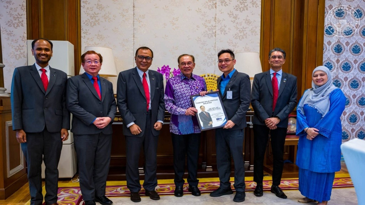 Anwar Prioritises AI and Professional Development in Strategic Meeting with BIM