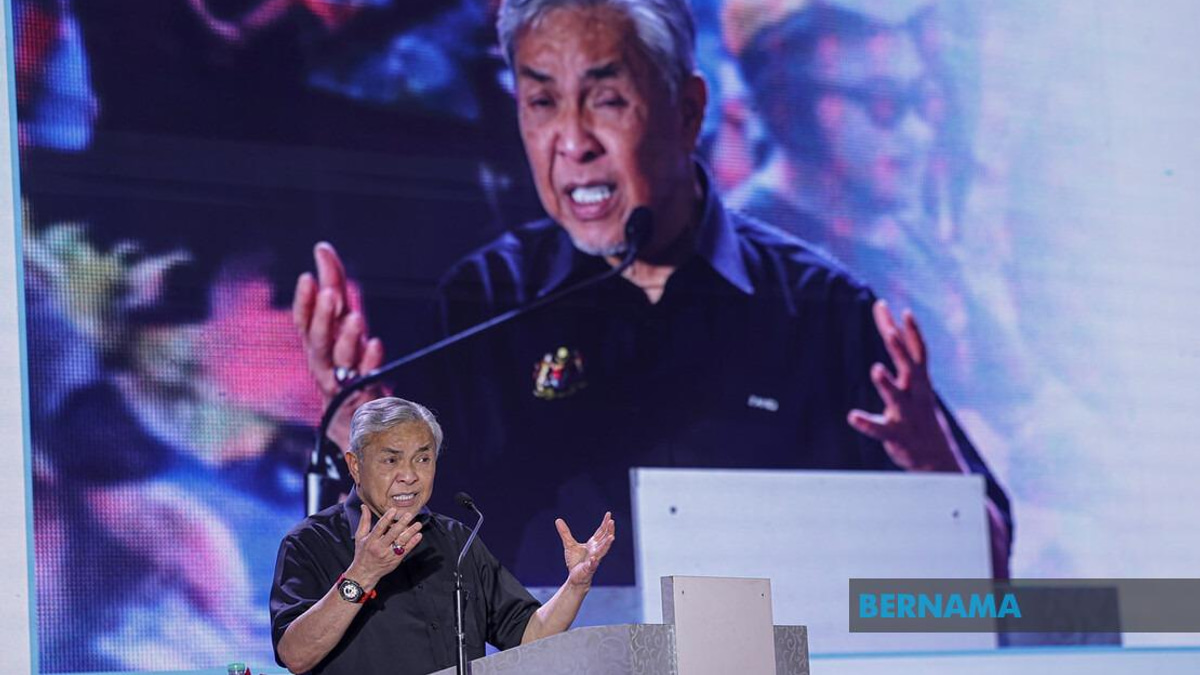 Ahmad Zahid Orders Permanent Status for Key KEMAS Positions to Boost Rural Services