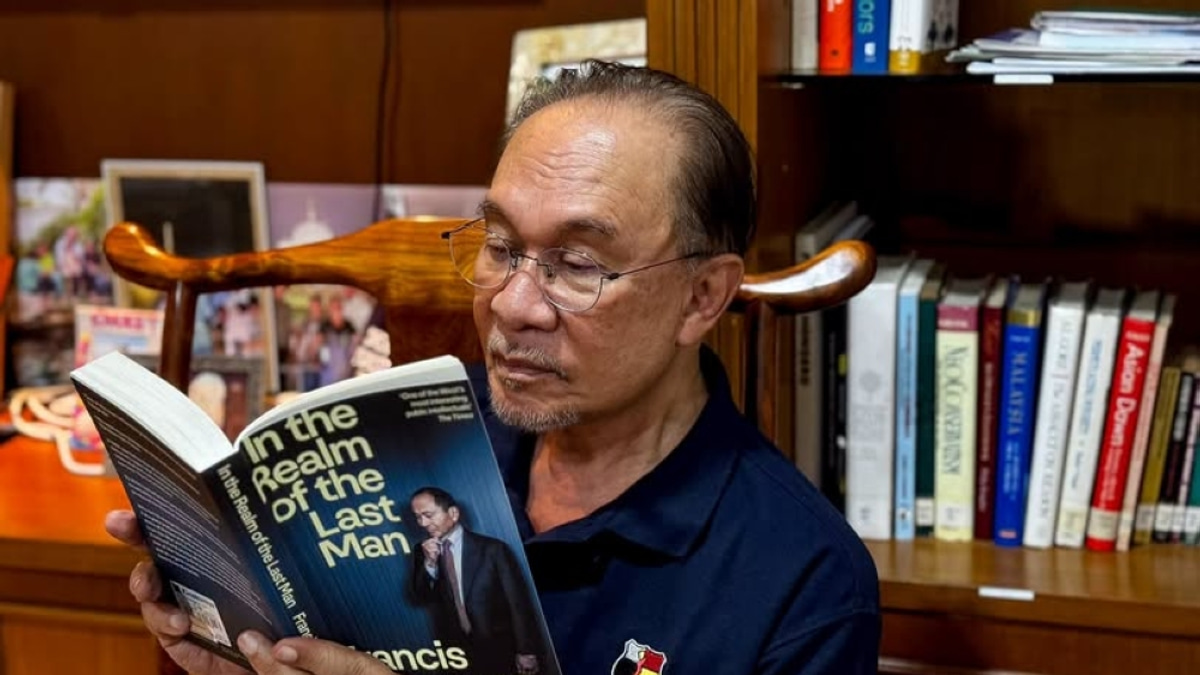 PM Anwar Ibrahim Returns Home After Hernia Surgery