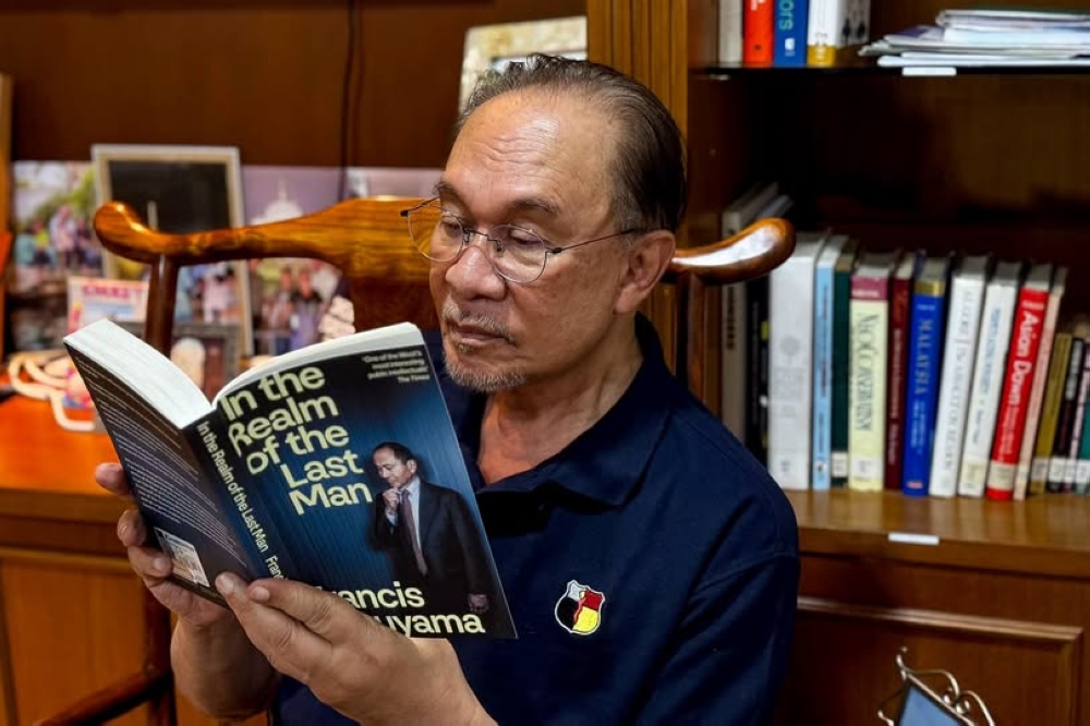 PM Anwar Ibrahim Returns Home After Hernia Surgery