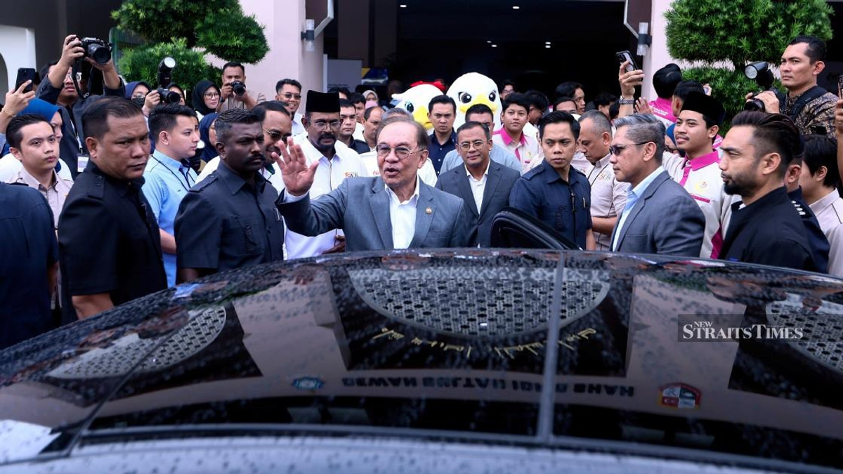 Malaysia Cannot Sustain Further Fuel Price Cuts Without Fiscal Risk, Anwar Says