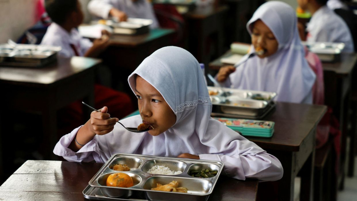 Indonesian Education Bill Sparks Debate Over Free Meals Funding Loophole