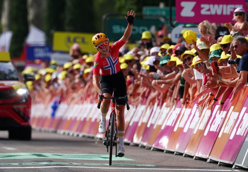 Norwegian Cyclist Haugset Seizes Tour de France Femmes Lead with Solo Victory
