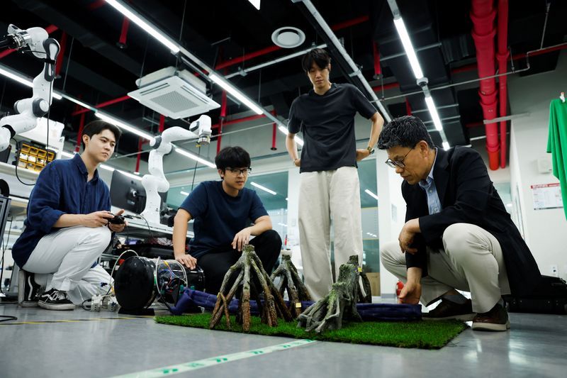 South Korean and US researchers develop self-dressing robotic technology with broad applications