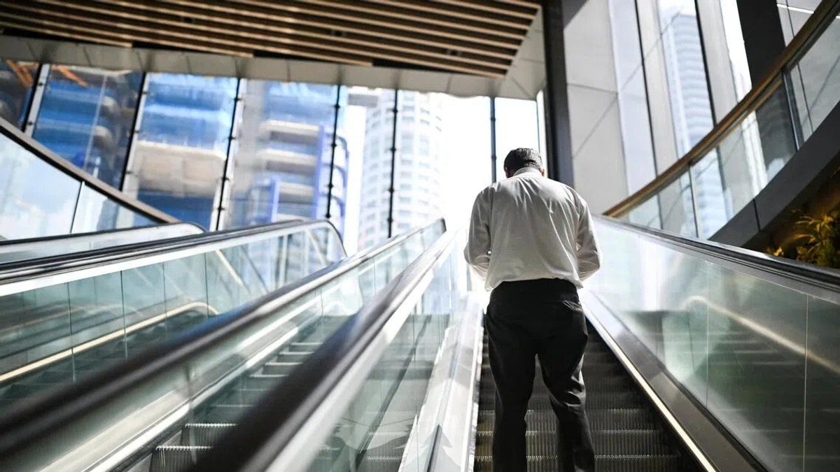 South Korea's Great Escalator Divide: Nation Split on Standing vs Walking