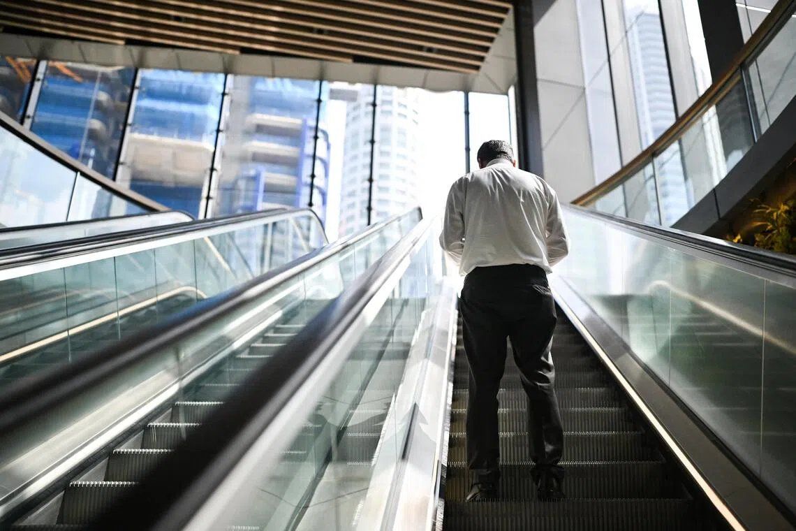 South Korea's Great Escalator Divide: Nation Split on Standing vs Walking