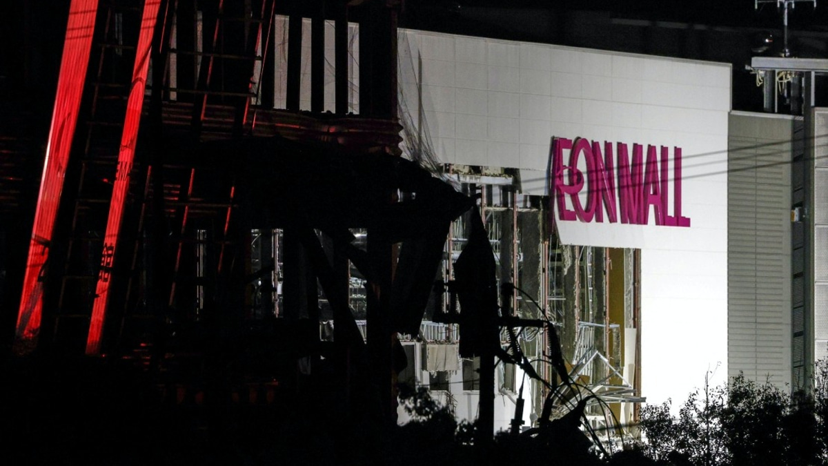 20-30 employees missing after explosion at Kumamoto shopping mall following earthquake
