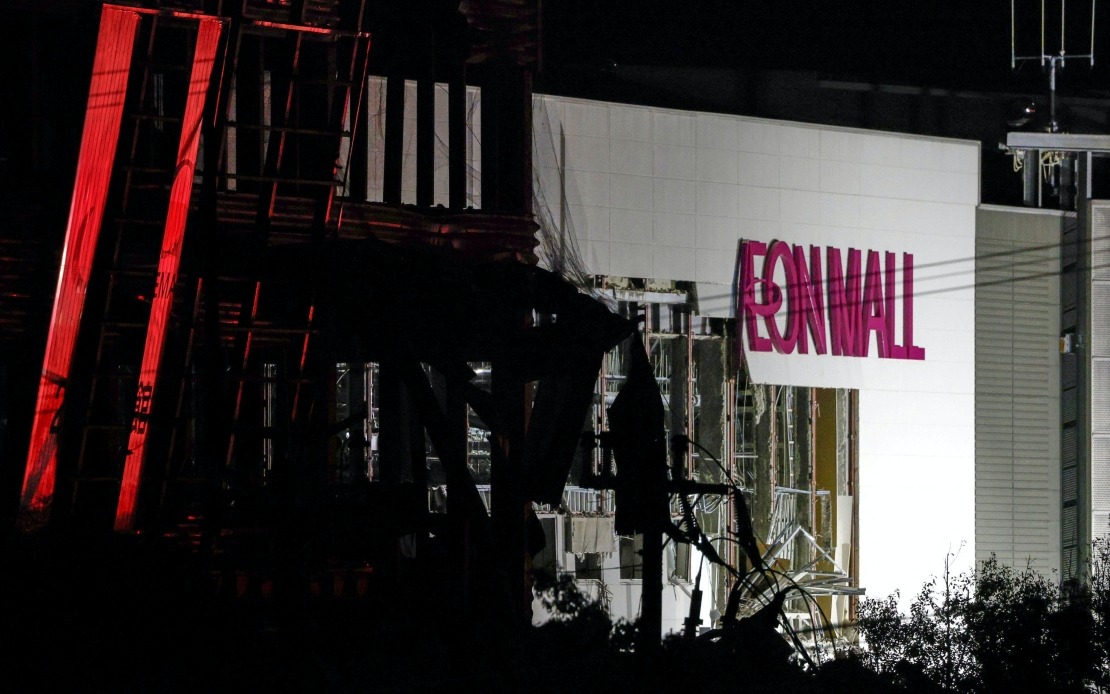 20-30 employees missing after explosion at Kumamoto shopping mall following earthquake