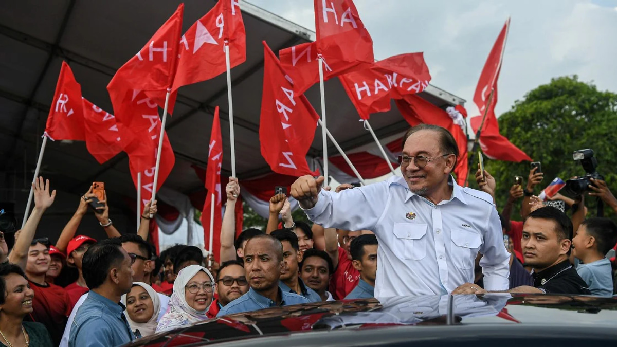 Anwar Urges Political Rivals to Respect Voters' Mandates Instead of Shunning DAP