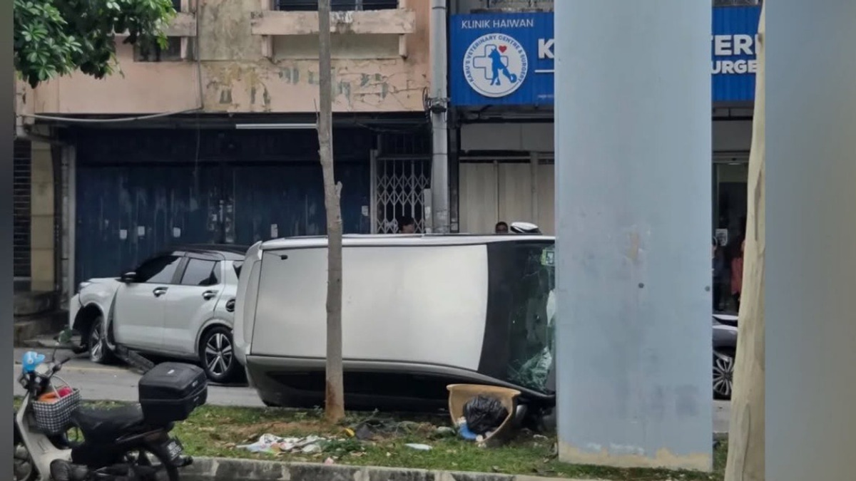 Driver Suffers Medical Episode, Crashes Into Six Vehicles in Cheras