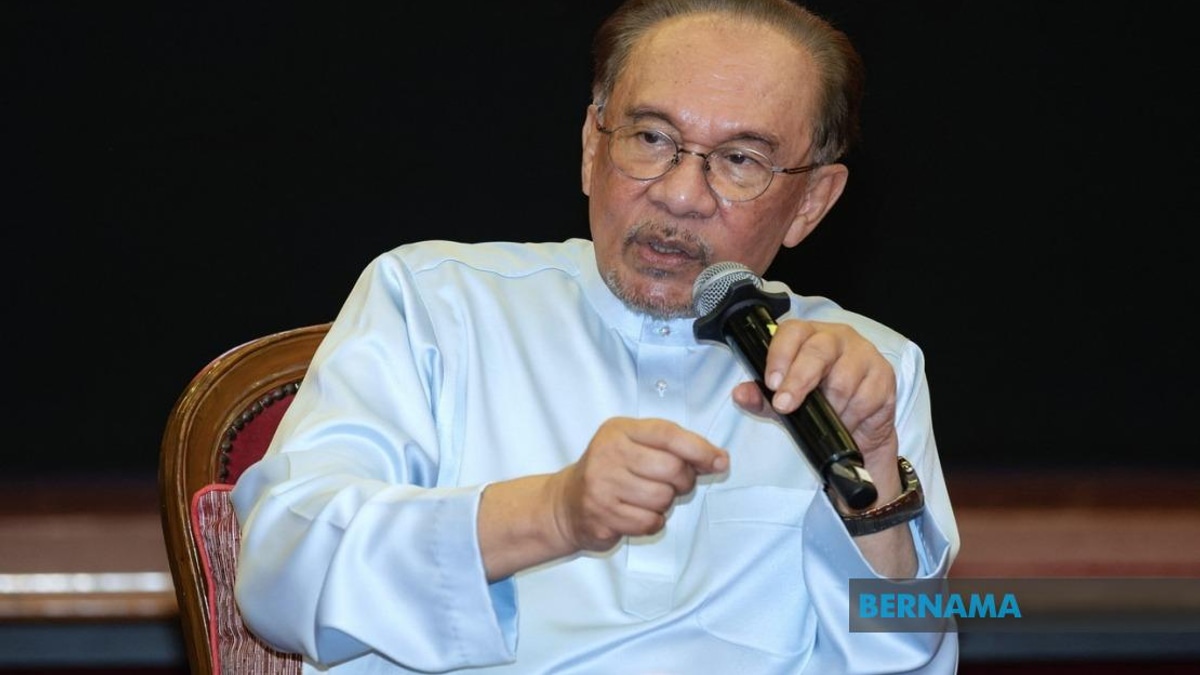 Anwar Escalates Felda Investment Crisis, Appeals to Prabowo on RM2.5 Billion Loss