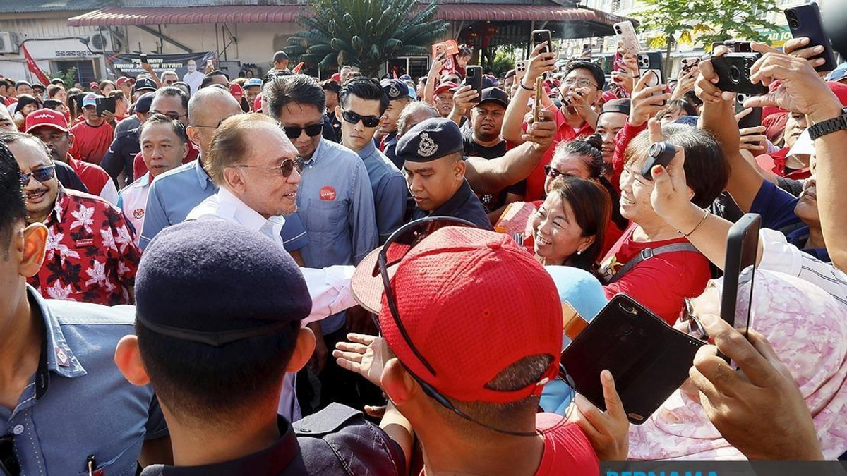 PM Anwar Reunites With Elderly Couple Who Cycled Trishaw to Meet Him