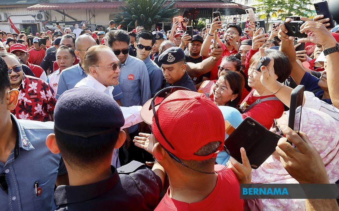 PM Anwar Reunites With Elderly Couple Who Cycled Trishaw to Meet Him