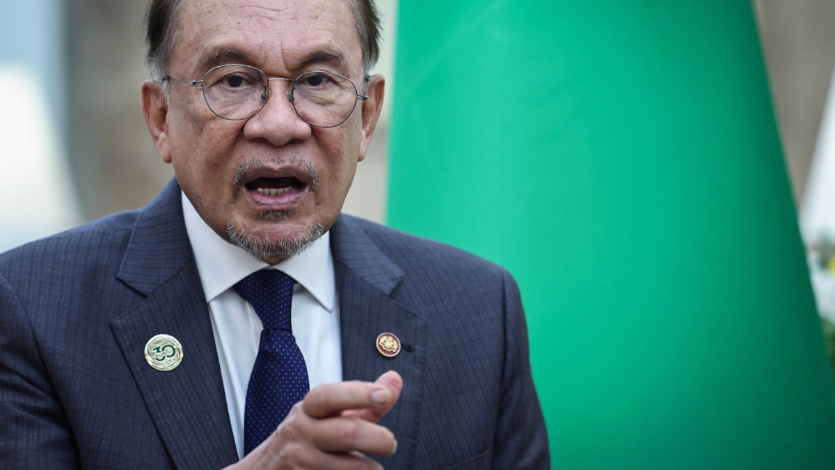 Prime Minister Anwar Ibrahim pays tribute to renowned Islamic scholar John L. Esposito