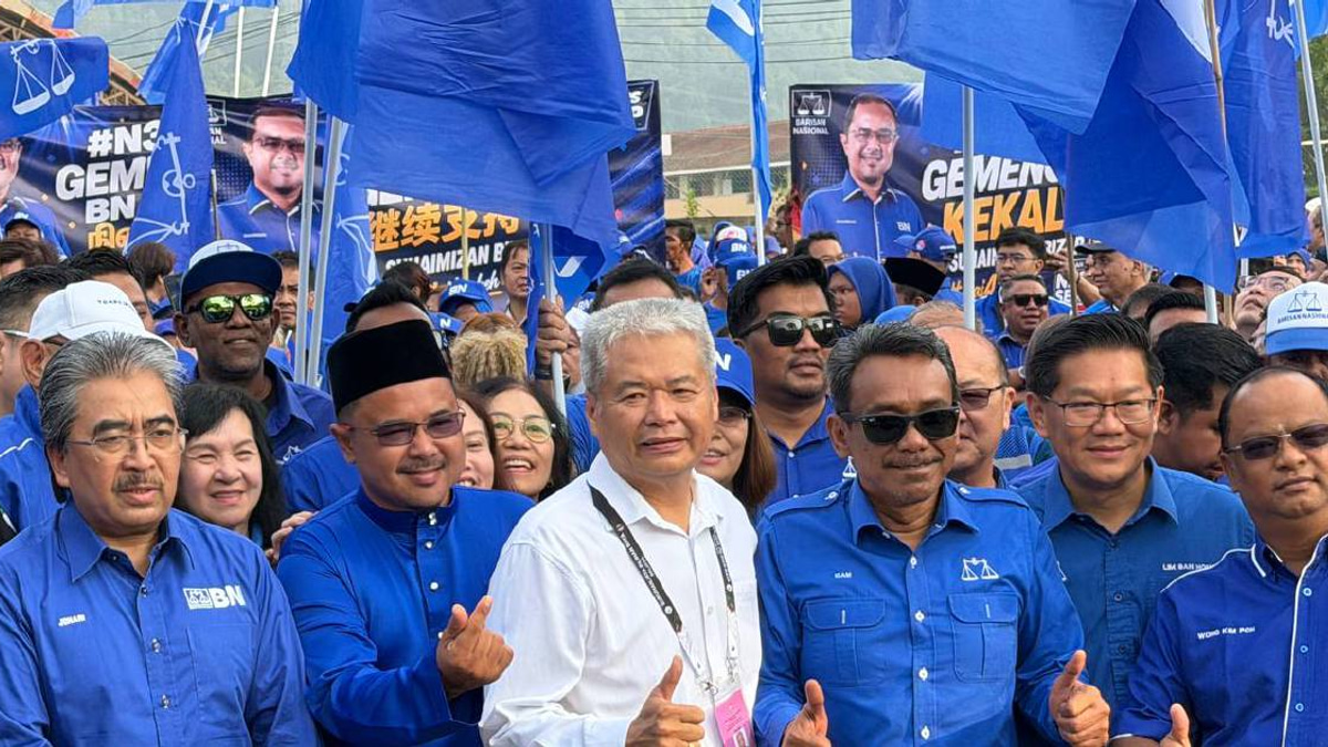 Senior Umno Leaders Rally Behind Barisan Candidates at Tampin Nomination Centre