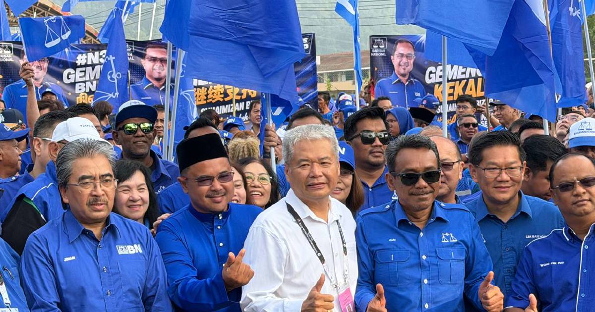 Senior Umno Leaders Rally Behind Barisan Candidates at Tampin Nomination Centre